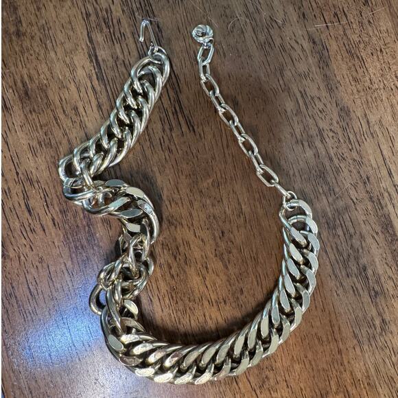 Vintage Shiny Gold Tone Metal Chunky Cuban Link Chain Necklace 16.5" Long - Picture 3 of 3